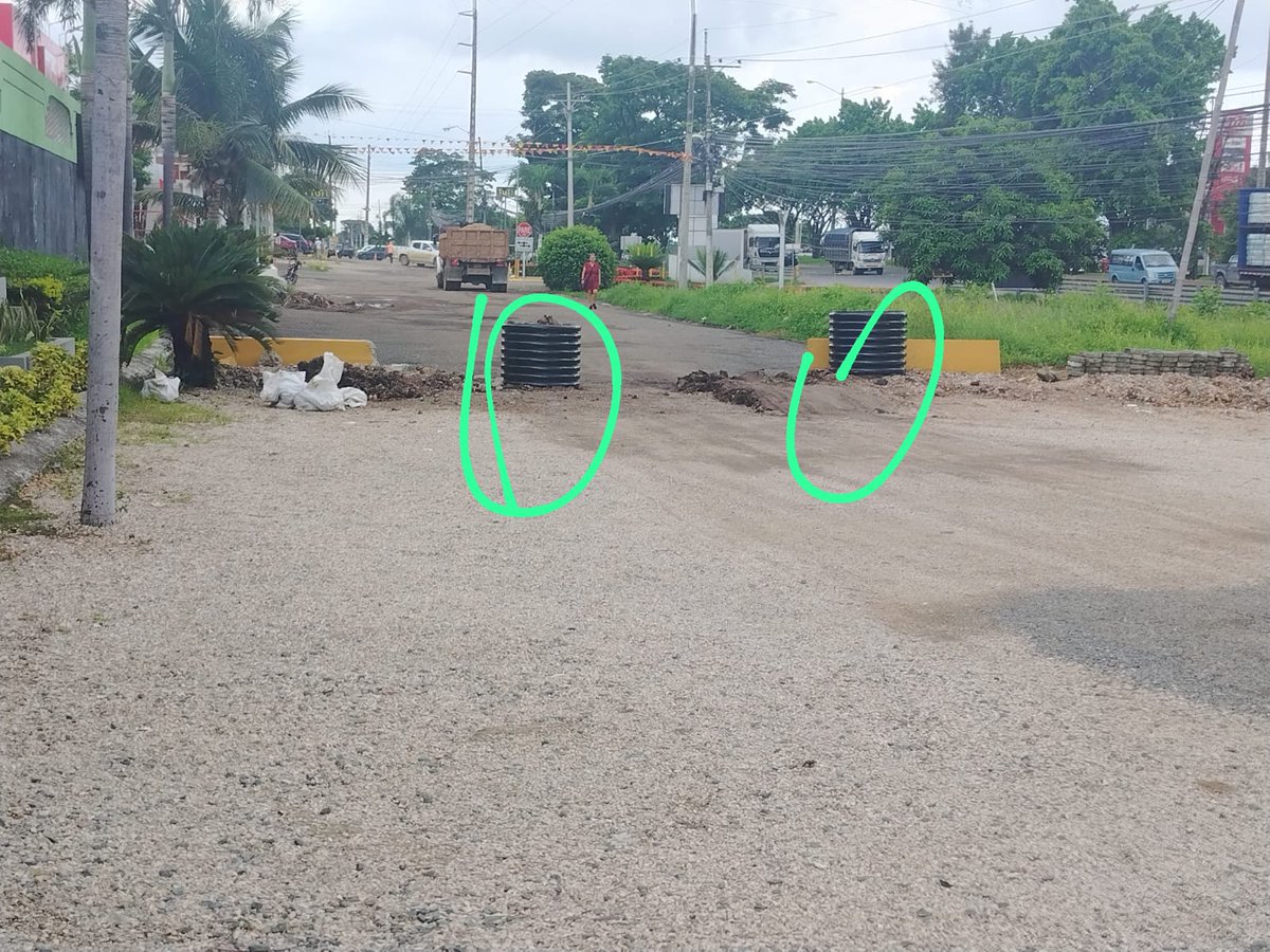 lemcosa's tweet photo. @Vialacostagye @alcaldiagye @ATM_Transito @ObraMunicipal @181responde Buen día, a la altura del restaurante Parrillada del Sol, via a la Costa Km 10.5, están bloqueando la vía interna colocando bloques de hormigón y maceteros, impidienndo la libre circulación vehicualr y peatonal https://t.co/IpnQAV8hkS