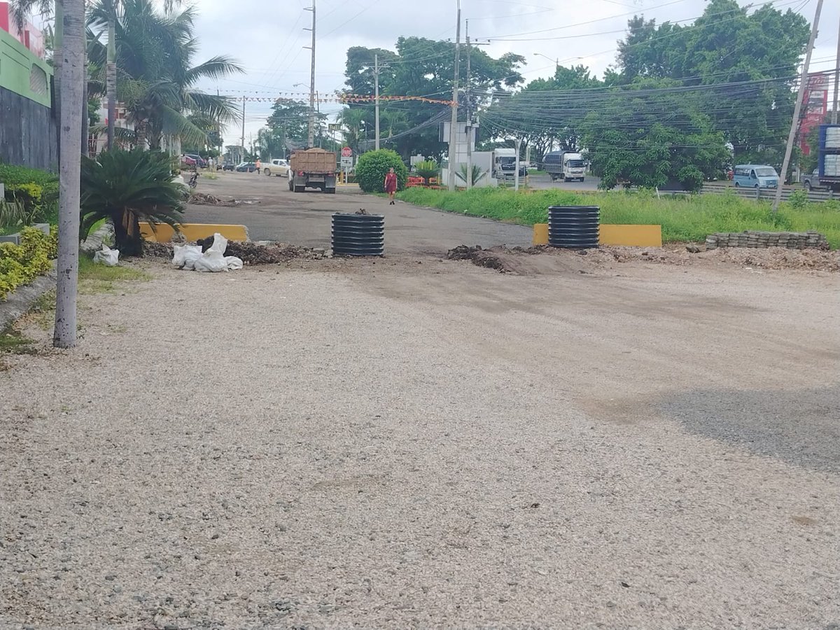 lemcosa's tweet photo. @Vialacostagye @alcaldiagye @ATM_Transito @ObraMunicipal @181responde Buen día, a la altura del restaurante Parrillada del Sol, via a la Costa Km 10.5, están bloqueando la vía interna colocando bloques de hormigón y maceteros, impidienndo la libre circulación vehicualr y peatonal https://t.co/IpnQAV8hkS