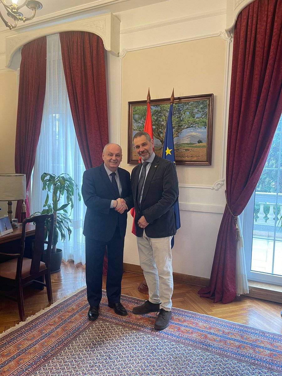 AlEmbassySerbia's tweet photo. 1/2 Ambasadori Bardhyl Canaj priti sot në një takim pune Shefin e Zyrës së NATO-s në Beograd, Brigadier Gjeneral Antonio Stasi.

Gjatë takimit u diskutua mbi situatën e sigurisë në rajon, zhvillimet aktuale në Serbi, si dhe sfidat në kontekstin global të sigurisë. https://t.co/sUZWl3YgPx