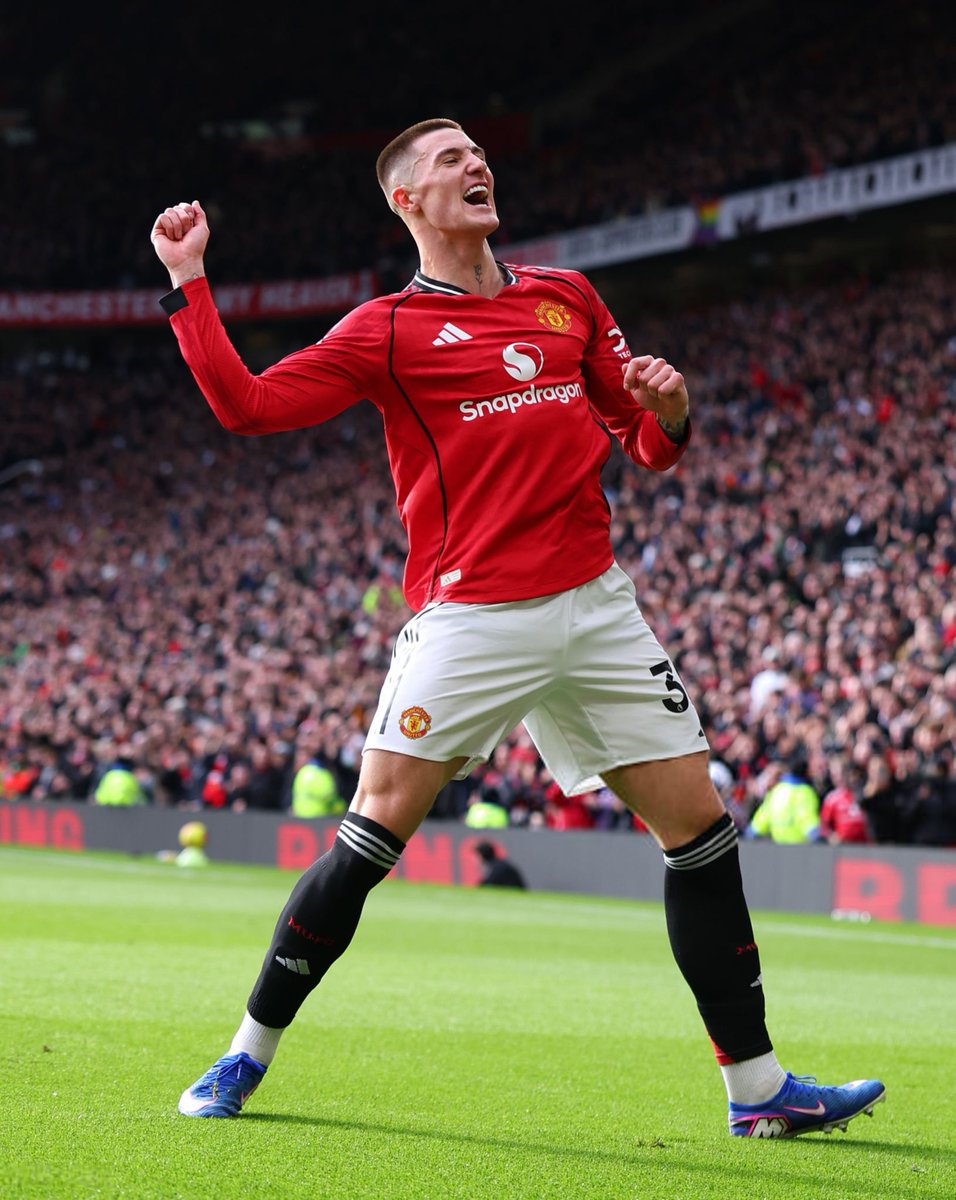 Last summer, Christopher Vivell contacted Benjamin Šeško’s camp after #mufc weighed up a move for him or Ollie Watkins, having missed out on Liam Delap.
 
United produced an AI-generated video showing fans wearing Šeško’s shirt at Old Trafford, and presented his entourage with a