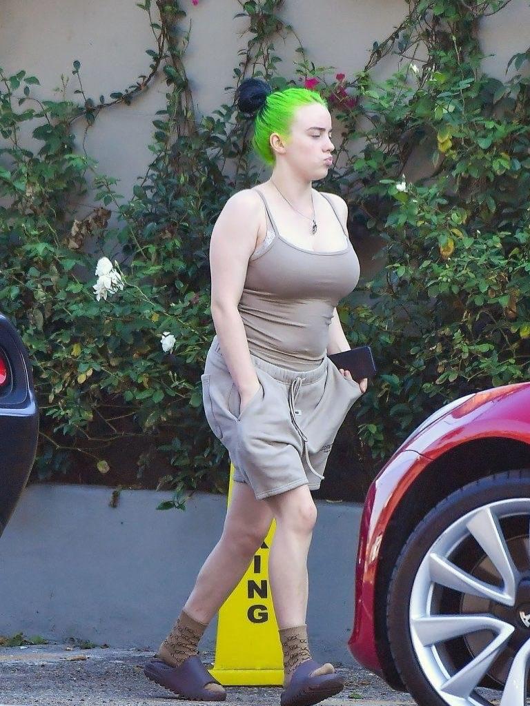 qasim_says_'s tweet image. The paparazzi are peeping again 😁😁💚

#billieeilish #billie billieeilish