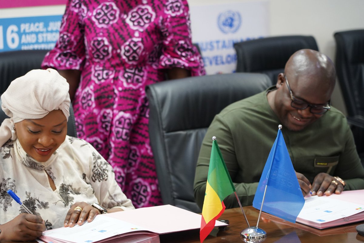 PNUDSenegal's tweet photo. Retour en images 📸 sur la signature du Protocole d’accord entre le PNUD et le @FONGIP.
Une collaboration qui place la mobilité électrique ⚡🚖 et l’emploi vert 👩🏾‍🔧 au cœur de la transition énergétique au #Sénégal et s’inscrit pleinement dans la Vision Sénégal 2050.
#GreenMobility https://t.co/5TnhLqqQXD