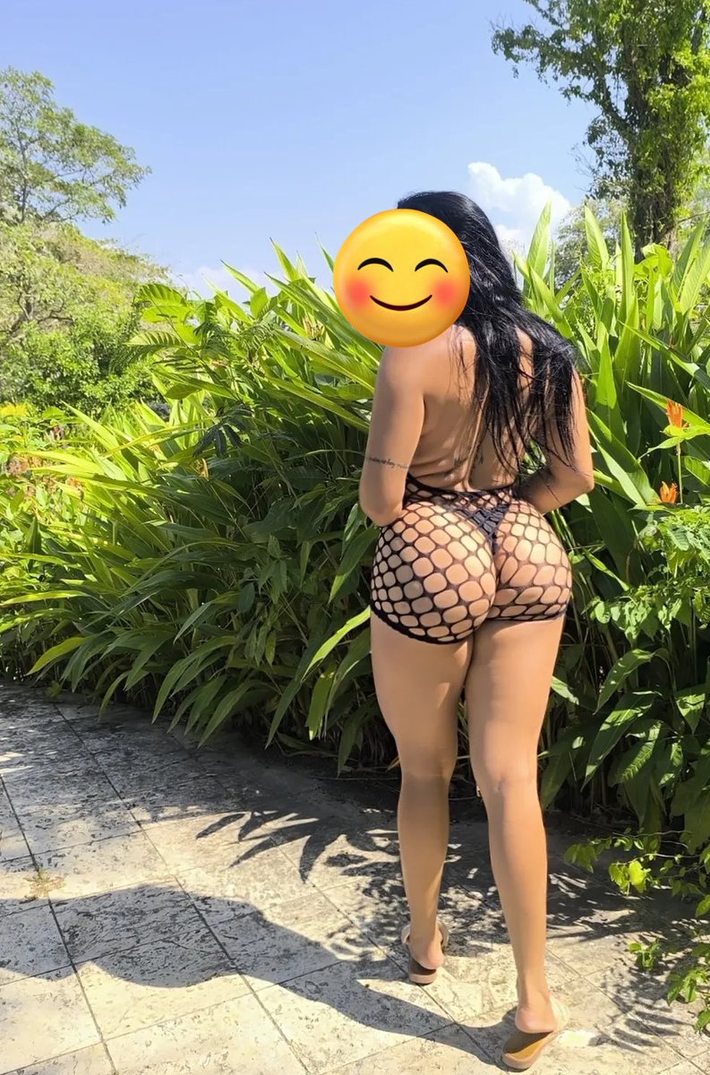 Hoy tocó ir a mostrar piernita y que mi #cornudo mire a los machos como desean su #esposahotwife  les gusta el negro ? A mi si