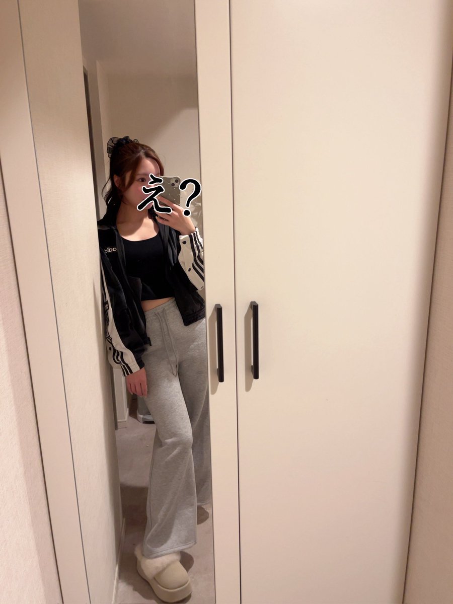 minimini25chan's tweet photo. どっちの雰囲気が好みですか？
←髪おろしてる・服かわいい系
　　　　→髪あげてる・服カジュアル系 https://t.co/GQ7sXfOHrJ