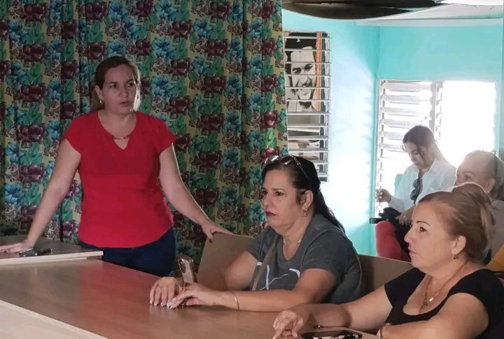 Inicia la semana en la #DGE en #PuertoPadre con el matutino sindical, estar informados es una prioridad, así como el tratamiento a las efemérides <a href="/DiazCanelB/">Miguel Díaz-Canel Bermúdez</a> <a href="/naimatrujillob/">Naima Ariatne Trujillo Barreto</a> <a href="/LorenzoOsbel/">Osbel Lorenzo</a> <a href="/nilser_pineda/">Nilser Piñeda Cruz</a> <a href="/YelenysLasTunas/">Yelenys Tornet Menéndez</a> <a href="/yosmel_duany/">Yosmel Duany</a> <a href="/EsneyderS13077/">Esneyder Galindo Silva</a>