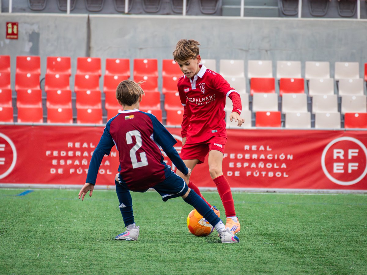 TerrassaFC's tweet photo. 🔴 La primera derrota dels LÍDERS

⚒️ L'S1️⃣2️⃣🅰️ #terrassista ha signat a la 1️⃣9️⃣a jornada la seva 1️⃣a desfeta. Els #terrassistes han perdut (1️⃣-4️⃣) davant el #CEMercantil, el 2️⃣n classificat, però continuen LIDERANT amb mà de ferro i 🔟 punts d'aventatge!

🙌 AMUNT #TERRASSA! 🙌 https://t.co/HDqBQzkQj9