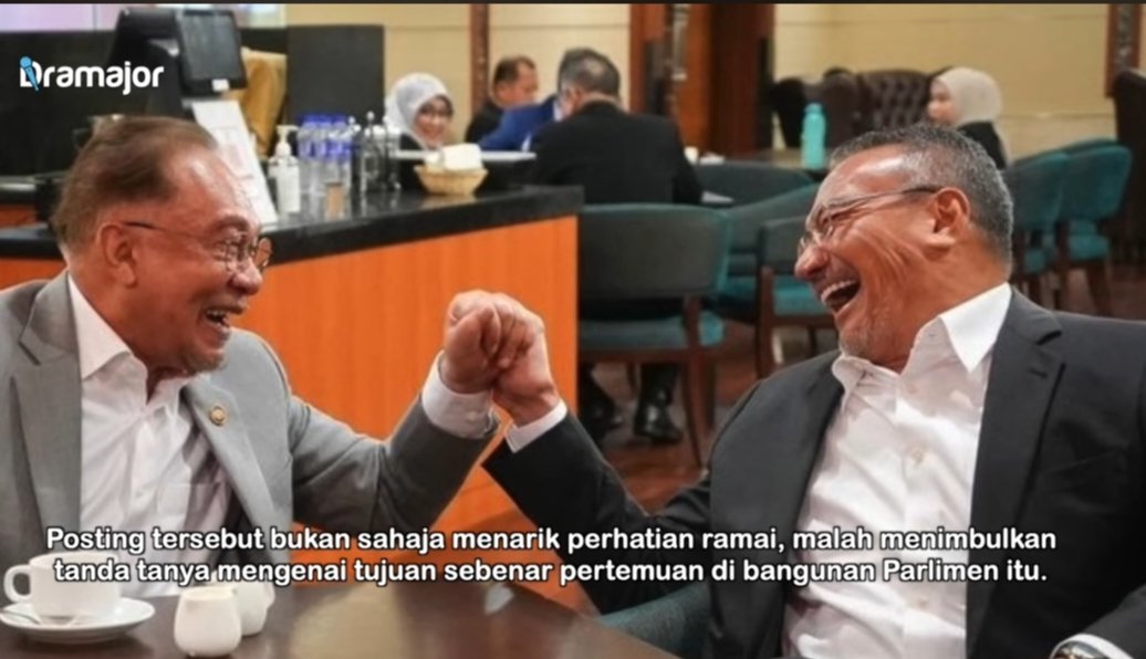 AfralAbdullah's tweet photo. Penganalisa politik mendakwa sokongan terhadap PMX @anwar diparas tidak memberangsangkan, malah ada laporan tinjauan yang menunjukkan sokongan rendah (sekitar 30-an %) 

Sementara itu, hari ini, RUU pindaan Perlembagaan untuk mengehadkan tempoh jawatan Perdana Menteri GAGAL didewan rakyat.

146 menyokong
32 tidak hadir
44 berkecuali

Untuk pindaan Perlembagaan, 148 undi (2/3 daripada 222 kerusi) diperlukan. 

Jadi walaupun majoriti menyokong, ia tetap gagal kerana tidak cukup 2 undi.

MP Pakatan Harapan 100% hadir dan sokong, termasuk MP PKR YB @rafiziramli & SEMUA yang 'bersamanya'  juga HADIR dan menyokong. 

SEMUA 40 MP DAP juga hadir dan menyokong pindaan tersebut.

Yang mengejutkan tentulah 8 MP Kerajaan yg dilihat bersama Pembangkang yang mahukan RUU ini gagal. 

Paling menarik bila MP Sembrong, Hishammudin Hussein (@HishammuddinH2O) antara 8 MP Kerajaan yang tidak hadir.

Ramai tahu sikap Hisham terhadap Kerajaan Madani. Beliau dikatakan lebih cenderong kearah PN. 

Apakah pertemuan "mesra" Hishammuuddin & PMX yang mencuri tumpuan dan mengundang tanda tanya baru-baru ini tidak membuahkan sebarang hasil?

7 lagi MP - Bukit Gantang (bekas Bersatu, mesra kerajaan), Lawas & Julau (Sarawak), Tenom & Keningau (Sabah) dan selain Hisham (Sembrong), dua lagi dari BN, Tapah & Libaran, juga tidak hadir.

Kegagalan meluluskan RUU ini sudah tentu satu tampan hebat kepada PMX yang sebelum ini mengatakan Kerajaan kuat dengan sokongan lebih dari 2/3 MP.

JELAS kegagalan ini BUKAN kerana RR mahupun DAP yang para #Ceplos pengampu hentam hari-hari macam nak rak!.

RUU ini tidak mungkin gagal sekiranya "orang kuat & kepercayaan" PMX saperti @saifnasution
@n_izzah
@FuziahSalleh99
@kamilmunim
@shamsuliskandar
adalah ahli parlimen. No?