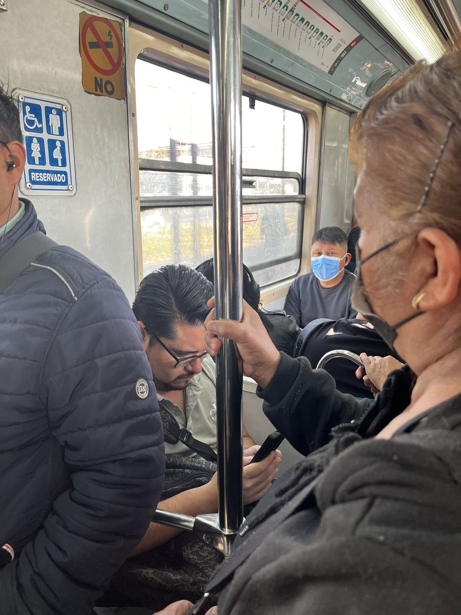 dieguetto_'s tweet photo. @MetroCDMX #MetroCDMX  aparte de los lugares reservados, debería haber una cultura de: todos los lugares se pueden o deben ceder, no solo los reservados. Si más gente lo necesita, las personas de enmedio los cedan. Claro, falta educación, pero difusion tambien @AdrianRubalcava https://t.co/mJ1FBkQDz4