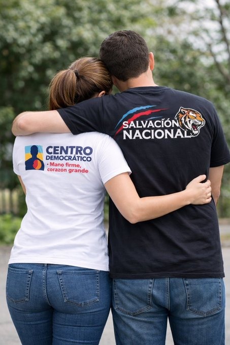Si definitivamente y pensándolo bien, así será mi voto, Por los dos.
Me llegó este mensaje después de mi columna en la <a href="/RevistaSemana/">Revista Semana</a> Unidos somos más fuertes. Petro y Cepeda quieren unas consultas sin participación. Vota en la consulta, Colombia primero. <a href="/AlvaroUribeVel/">Álvaro Uribe Vélez</a>