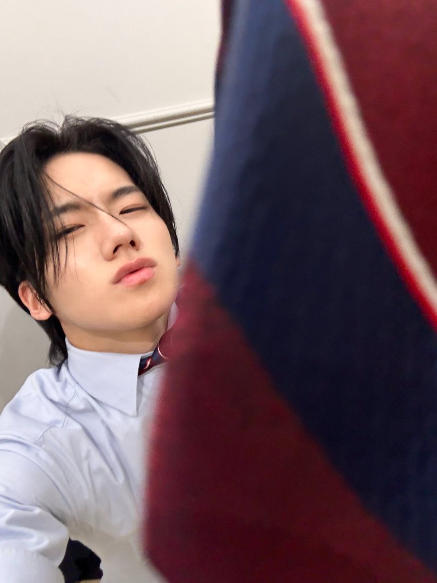 NewBeat_twt's tweet photo. [#홍민성]

으아아아 끌려간다아 넥타이 잡아당기지 마ㅠㅠ👔
내가 그렇게 좋냐아🥰 https://t.co/3vN7v4pR38