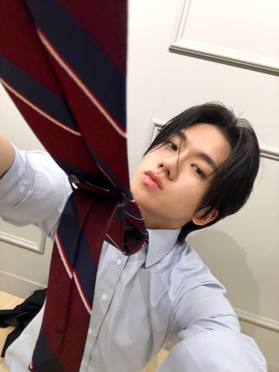 NewBeat_twt's tweet photo. [#홍민성]

으아아아 끌려간다아 넥타이 잡아당기지 마ㅠㅠ👔
내가 그렇게 좋냐아🥰 https://t.co/3vN7v4pR38
