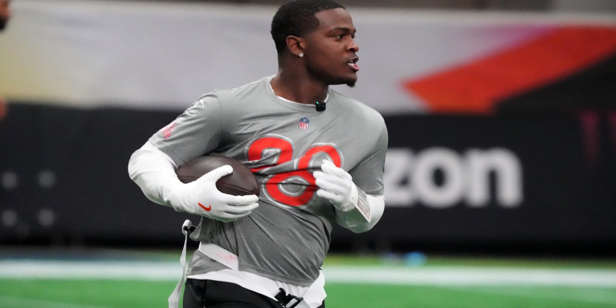 TheChiefsWire's tweet photo. According to a report, the Kansas City Chiefs are suggested for a trade to acquire Miami Dolphins Pro Bowl running back De'Von Achane | @EdEastonJr

📸 Kirby Lee, Kirby Lee-Imagn Images https://t.co/9ueBxKM4Pk https://t.co/FqGlk3xVTX