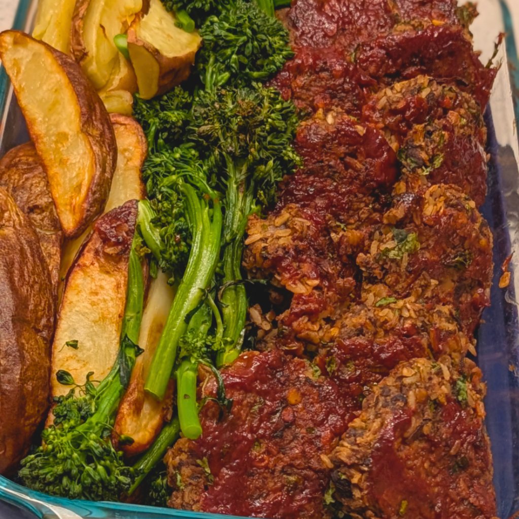 Too busy to cook? We’ll handle the planning, shopping, and prep so dinner is ready when you are. These BBQ lentil sliders with crispy wedges + broccolini are just one of many options.✨🍽️#whatsfordinner #personalchef #mealprepservice #plantbased #friendthatcook