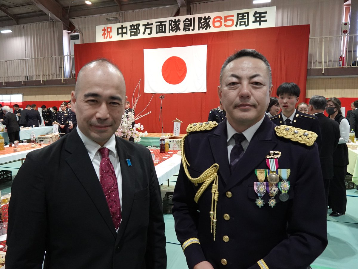 【兵庫】
陸上自衛隊の中部方面隊創隊65周年記念行事に、自衛隊協力者として参席🍽
祝賀会食では遠藤充中部方面総監はじめ幹部自衛官のほか、日頃御世話になっている方々にもごあいさつ。65周年おめでとうございます、そして国防のお務めありがとうございます🎌