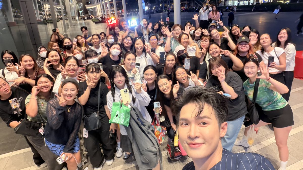 ขอบคุณ <a href="/KoseThailand/">kosethailand</a> ที่เชิญมาวันนี้ อบอุ่นมากๆครับ ขอบคุณ #star1ight ที่มาให้กำลังใจกันมองขึ้นไปเจอแต่แสงดาวของผมสายตาดีแล้วมองเห็นชัดเลย ไม่คิดว่าจะมากันเยอะขนาดนี้ไม่พอแจก🥲มีคนใหม่ๆมาเยอะมาก ดีใจ🥹🙏🏻 ถึงบ้านกันยังคับ เจอกันเร็วๆนี้น้า🤍
#HOUSEofBrightSEKKISEIXBilly #bbil1ypn