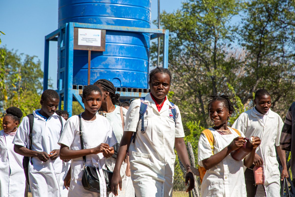 UNICEFAngola's tweet image. Safe water = health = learning. Thank you, #BFA💧

#SafeHavens