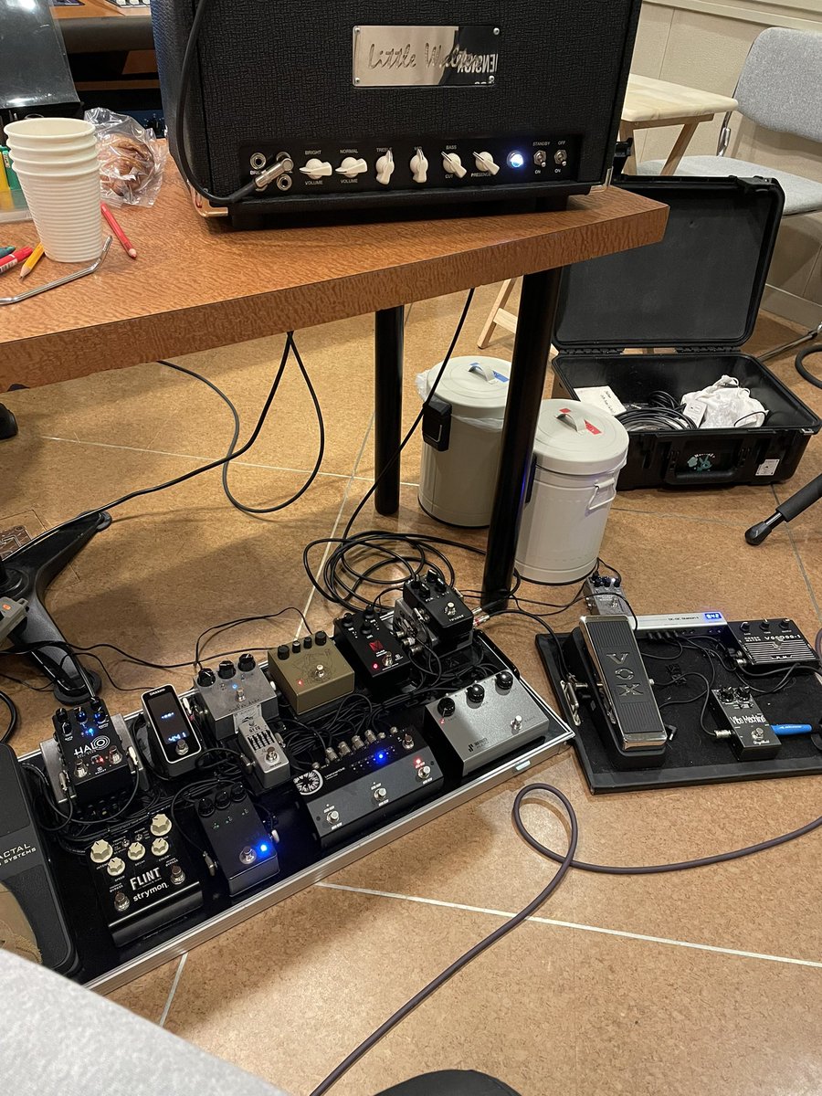 takashimasuzaki's tweet image. Dimension 35th Albumのレコーディングが着々と進んでいます。
勝田氏のハイスペックな楽曲が益々昇華しています。明日明後日の自曲のレコーディングも愛機たちと共にカラフルな音色を残せる様にキバリます😆
#recording
#suhr
#gibson
#exotic
#littlewalter
#asterope