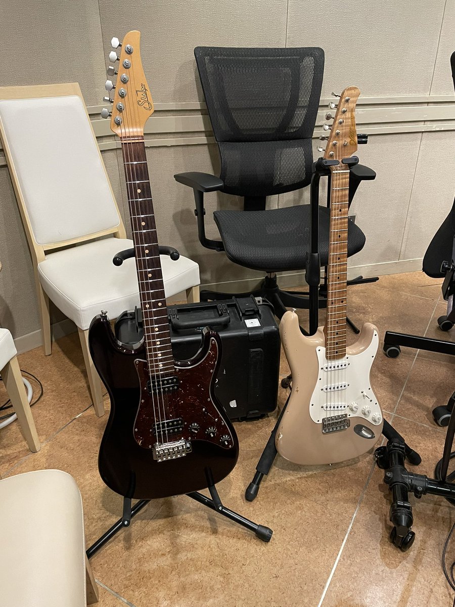 takashimasuzaki's tweet image. Dimension 35th Albumのレコーディングが着々と進んでいます。
勝田氏のハイスペックな楽曲が益々昇華しています。明日明後日の自曲のレコーディングも愛機たちと共にカラフルな音色を残せる様にキバリます😆
#recording
#suhr
#gibson
#exotic
#littlewalter
#asterope