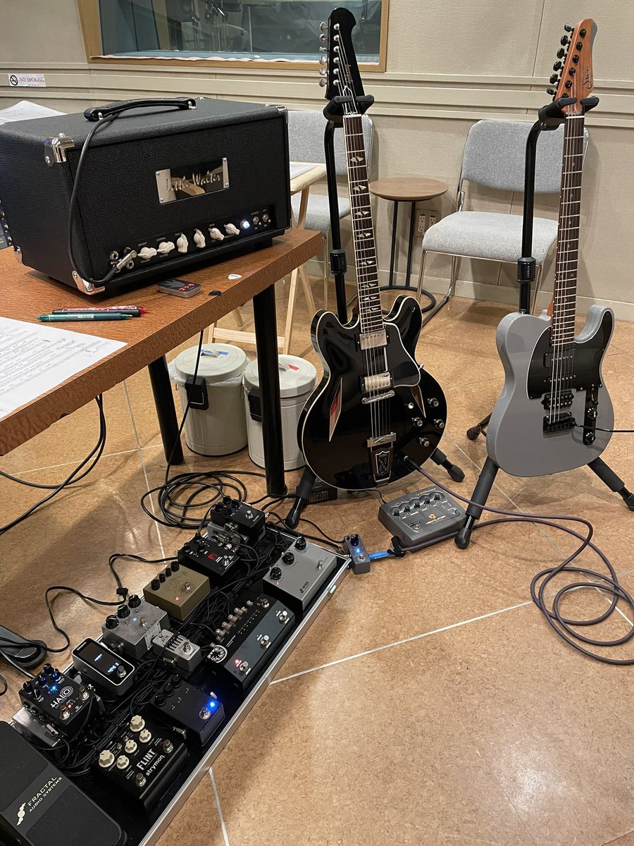 takashimasuzaki's tweet image. Dimension 35th Albumのレコーディングが着々と進んでいます。
勝田氏のハイスペックな楽曲が益々昇華しています。明日明後日の自曲のレコーディングも愛機たちと共にカラフルな音色を残せる様にキバリます😆
#recording
#suhr
#gibson
#exotic
#littlewalter
#asterope