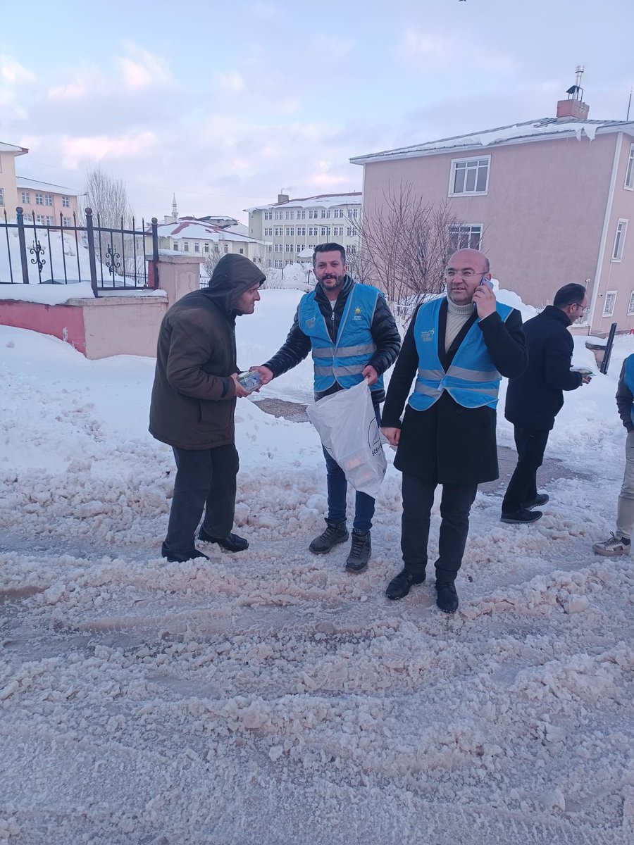 AkKarayaz's tweet photo. İftara yetişemem diye endişelenme AK Gençlik yanında 😎

Bugün İlçe Başkanımız @Adnan_Atalay25  yönetimimiz ile beraber iftara 5 kala vatandaşlarımıza ikramlarda bulunduk. 💪 https://t.co/PuC0hiMGsy