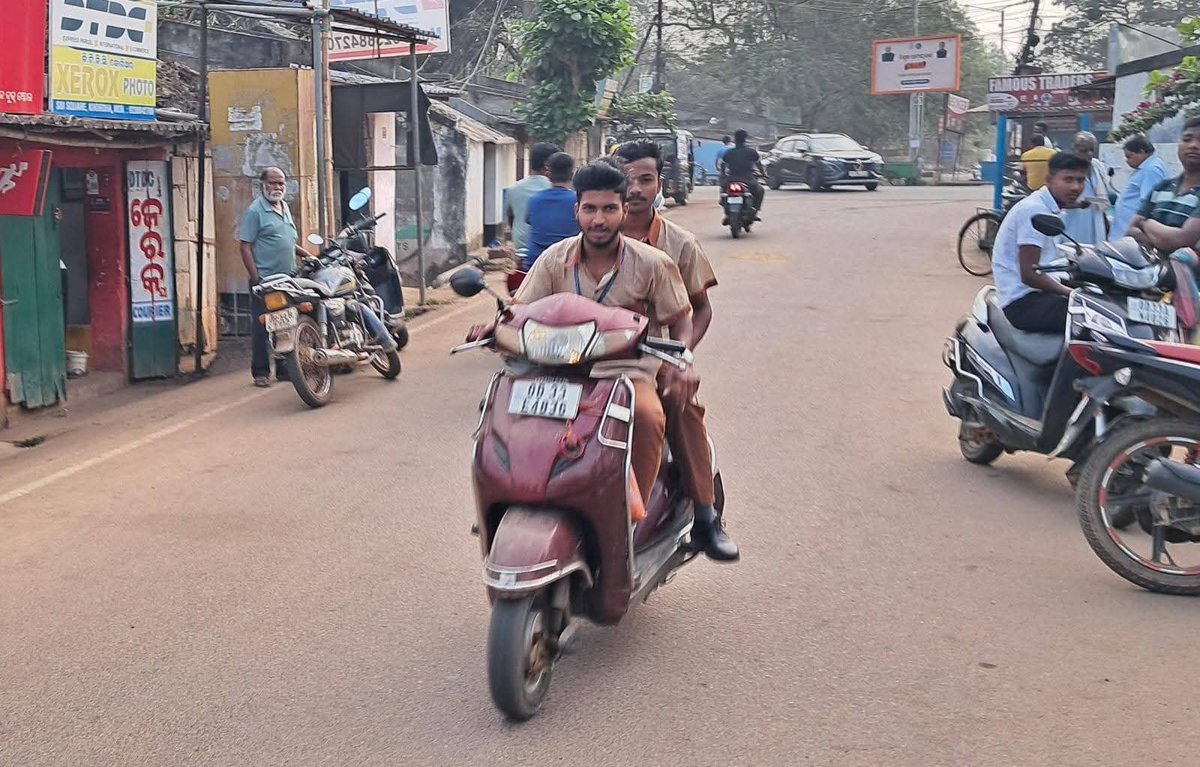 Ajitkumparida's tweet photo. ନାବାଳିକ ବାଇକ ଚଲାଉଥିଲେ ଘଟଣା : ଖୋର୍ଦ୍ଧା ପରିବହନ ବିଭାଗ ପକ୍ଷରୁ 8 ଜଣଙ୍କ ନାମରେ ନାବାଳକ ଅପରାଧ ମାମଲା ରୁଜୁ https://t.co/YTMPxnL3T8