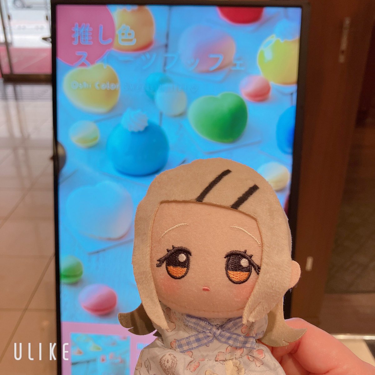 推し色スイーツビュッフェ行ってきました👑

🍰デコレーションできたりドリンクも好きな色で作れたり楽しかった🥰

🍰どれも美味しかったし、フォト用アイテム👑🌸も使わせて貰えたり、他のお客さんは色んな年代の人いるし、みんな推しがいるし、民度良いしめちゃ良かった！

おすすめです〜