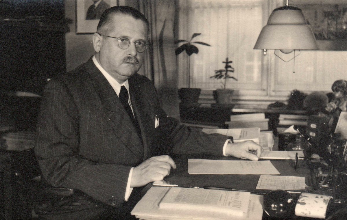 MENDELUcz's tweet photo. Dnes si připomínáme 130 let od narození významného genetika Jaroslava Kříženeckého (1896–1964). Na MENDELU působil v letech 1921–1949 a patřil k největším pokračovatelům odkazu G. J. Mendela. Podílel se i na vybudování Genetického oddělení G. Mendela v Moravském muzeu v Brně. https://t.co/8jsMT9fh6h
