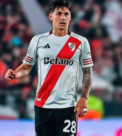 fulbismo's tweet photo. 🚨MARTINEZ QUARTA lleva 10 horas QUIETO en la calle

Se detuvo por un cartel de pare y lleva 10 horas a que cambie a avanzar

🚫No llega al partido de #River esta noche https://t.co/OdiHr1AjCK
