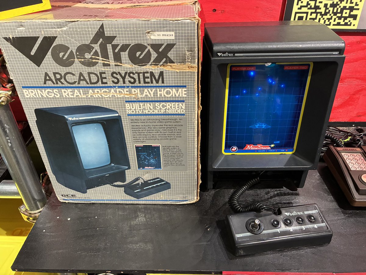 『パルコゲーセンター』に行って、とっても稀少なVectrex（ベクトレックス）に触ってきました。
ベクタースキャンの光源での滑らかなスクロールを体験できて嬉しかったです。
