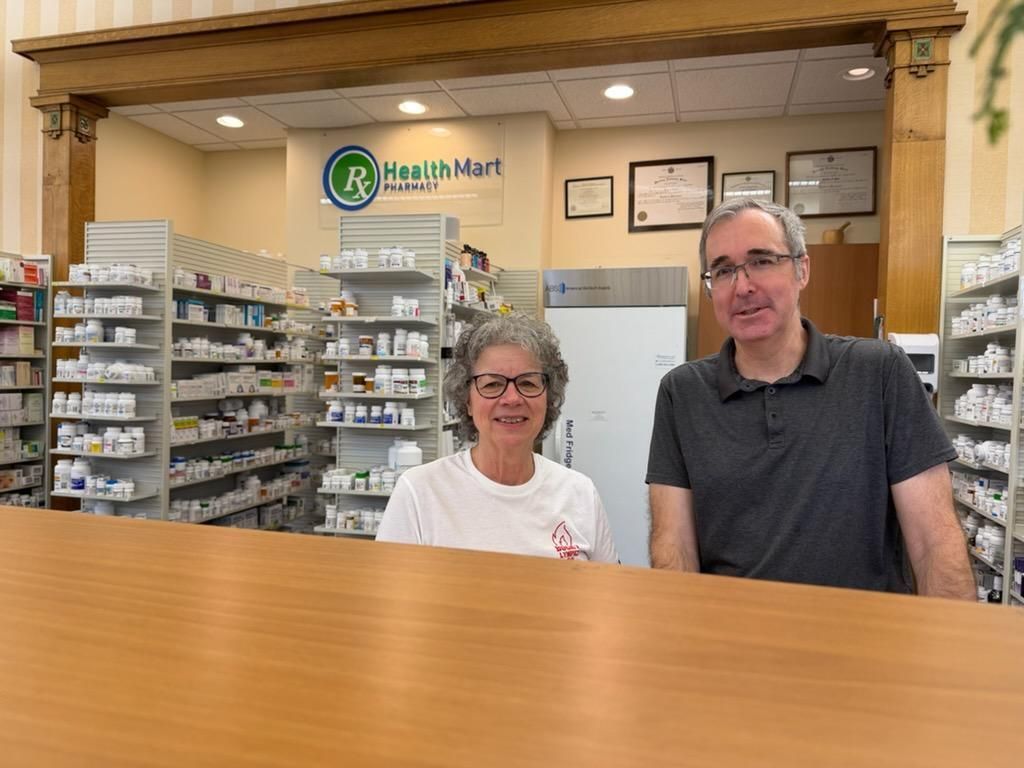 PSWpharmacists's tweet image. #MemberMonday 💚 Neuhauser Pharmacy 
PSW CEO Sarah Sorum visited this neighborhood pharmacy near UW-Madison and Camp Randall. Shoutout to PSW members Peg Breuer, Bill Bowen, Maren Rasmussen, and Jocelyn Kane. Trust and relationships are driving growth.
#differencemakers