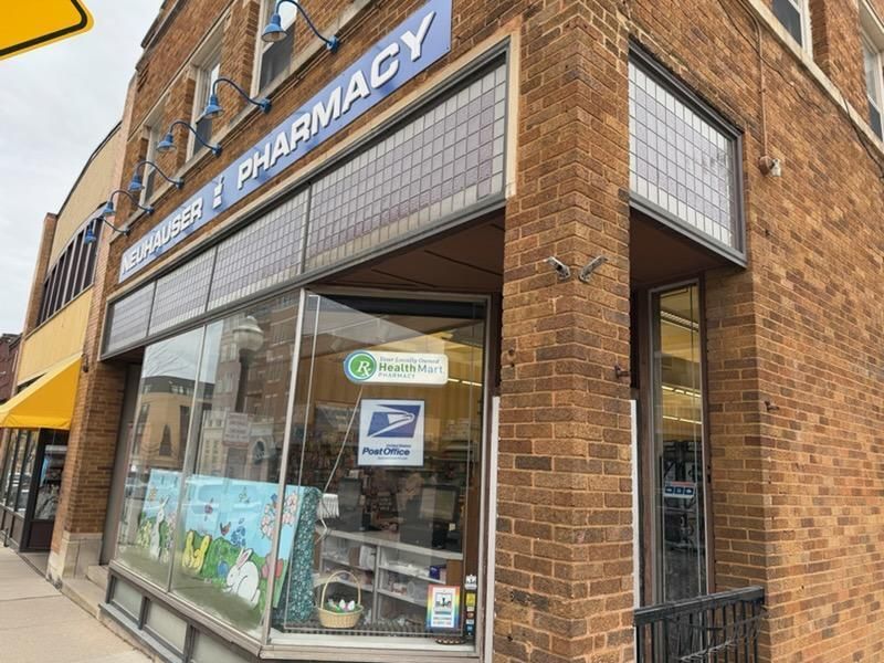 PSWpharmacists's tweet image. #MemberMonday 💚 Neuhauser Pharmacy 
PSW CEO Sarah Sorum visited this neighborhood pharmacy near UW-Madison and Camp Randall. Shoutout to PSW members Peg Breuer, Bill Bowen, Maren Rasmussen, and Jocelyn Kane. Trust and relationships are driving growth.
#differencemakers