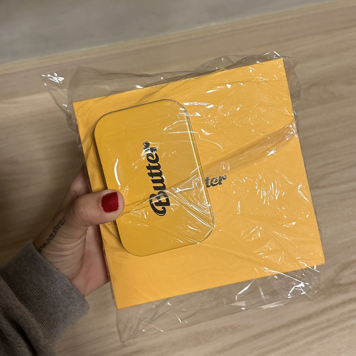 btsbmth's tweet photo. 💛 VENDO ÁLBUM BTS - BUTTER 💛

- sem avarias 
- jimin e jin card
- guardado no plástico desde a compra 

R$280 - negociável 

caso opte pelo enjoei: https://t.co/qAomsU9bX8

#bts #btsvenda #btsalbum #army https://t.co/PIZnuYjXMY