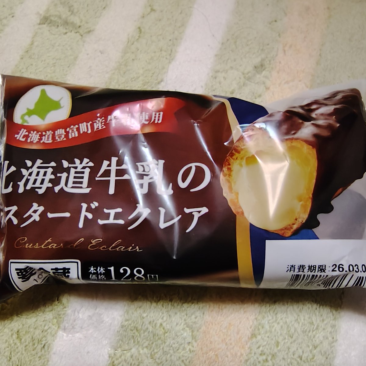 retoreito's tweet photo. 推しの誕生日を祝して、夜中に夜中に関わらず、コンビニスイーツを食う！ https://t.co/nAFhcenzIK