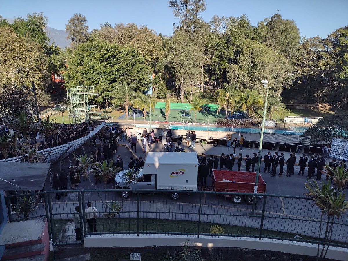 #Urgente, más de 20 estudiantes de la Facultad de Derecho heridos al caer gradas en la Zona Universitaria #Xalapa