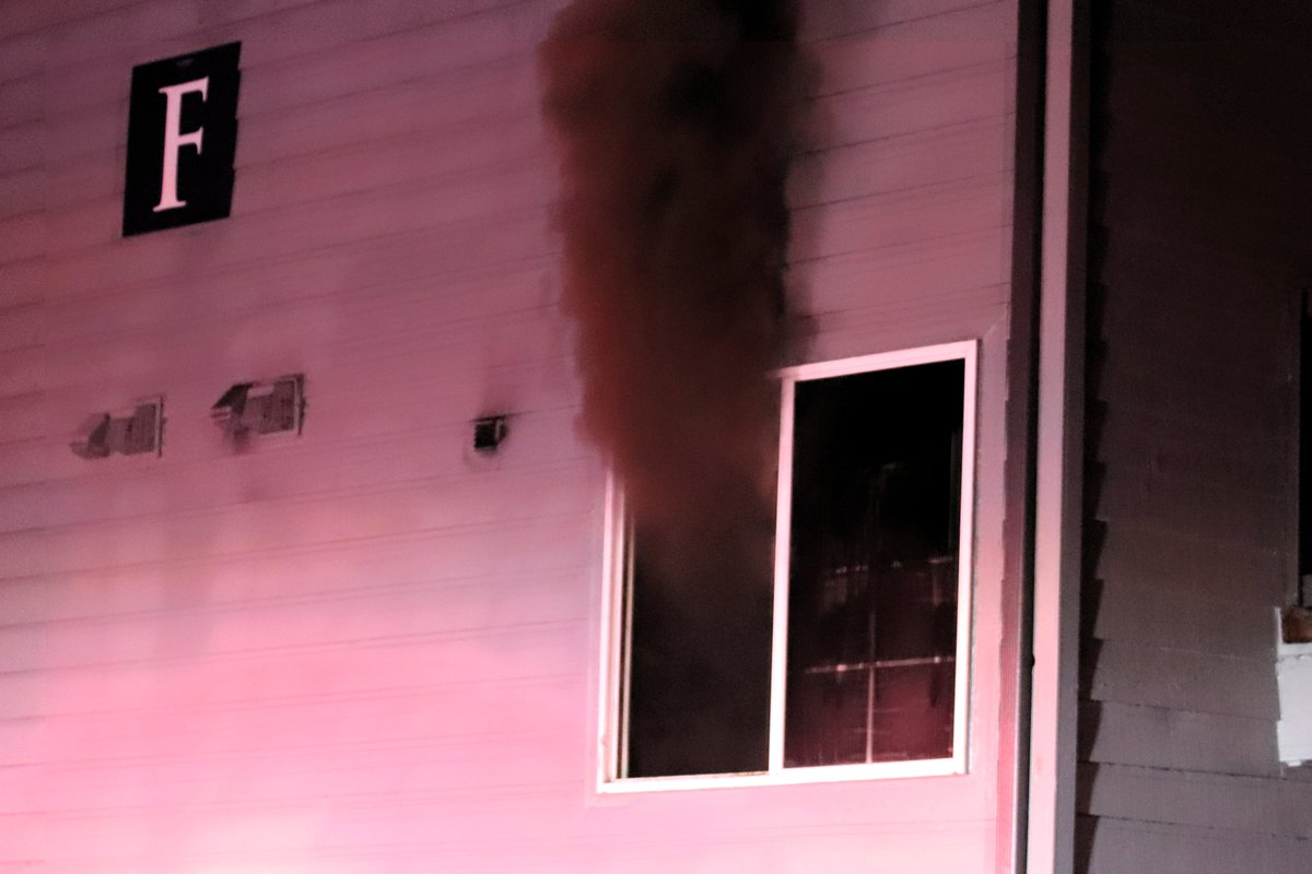 seenineverett's tweet photo. 2-Alarm fire brings mutual aids to assist @EverettFire at south #Everett apartment complex. https://t.co/0cC22bNWB5 https://t.co/Q6ZcNe1DKN