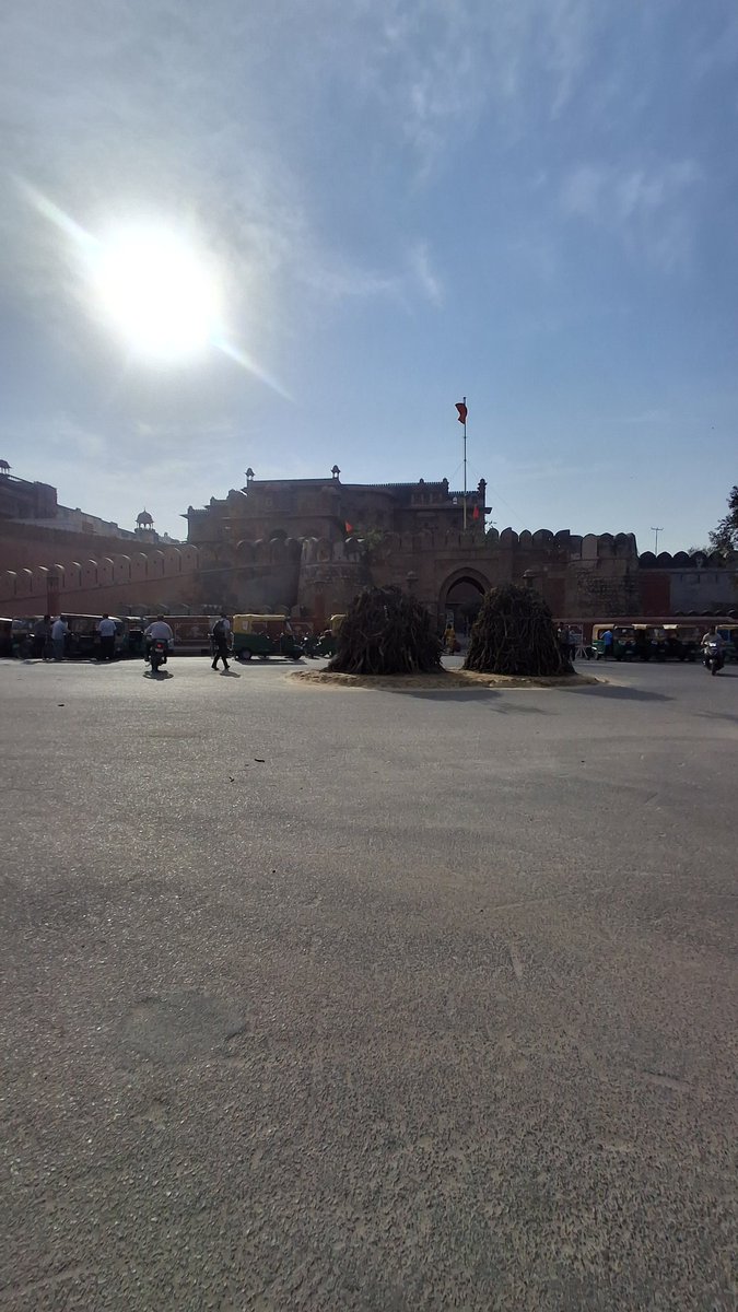 UpadhyayTolaram's tweet photo. #bikaner #bharat #Holi #होली
#होलिका_दहन_UGC_दहन
जूनागढ़ फोर्ट के बाहर परम्परागत रूप से
सजी दो होली एक राजा व दूजी प्रजा की। https://t.co/0A1X3SSnur