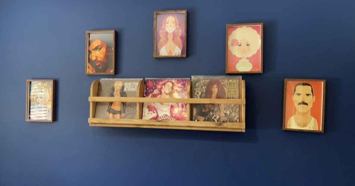 EgoisteGallery's tweet photo. This looks like a fun night! 😍 Thank you, love seeing the art in your homes 🤍
.
Portraits by Stan Chow &amp; Baiba Auria 
.
#egoistegallery #contemporaryart #afflecks #manchestergallery #vinyl https://t.co/kFDuK2EWy8