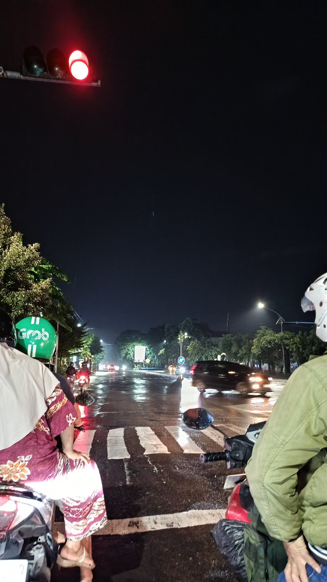 pemandangan (tadi) di jalan