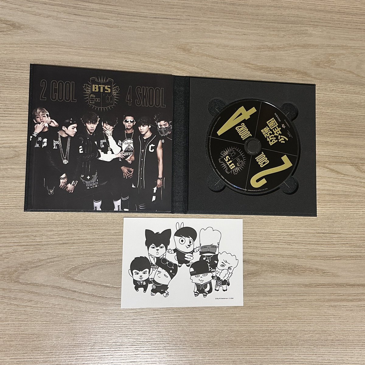btsbmth's tweet photo. 🖤 VENDO ÁLBUM BTS - 2 COOL 4 SKOOL 🖤 

- sem avarias 
- esse álbum não tem card
- guardado no plástico desde a compra 

R$120 - negociável 

caso opte pelo enjoei: https://t.co/QrvHSSgPVO

#bts #btsvenda #btsalbum #army https://t.co/YoJmZFYa09