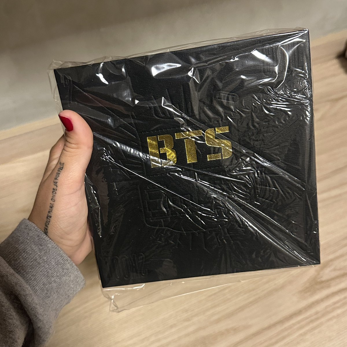 btsbmth's tweet photo. 🖤 VENDO ÁLBUM BTS - 2 COOL 4 SKOOL 🖤 

- sem avarias 
- esse álbum não tem card
- guardado no plástico desde a compra 

R$120 - negociável 

caso opte pelo enjoei: https://t.co/QrvHSSgPVO

#bts #btsvenda #btsalbum #army https://t.co/YoJmZFYa09