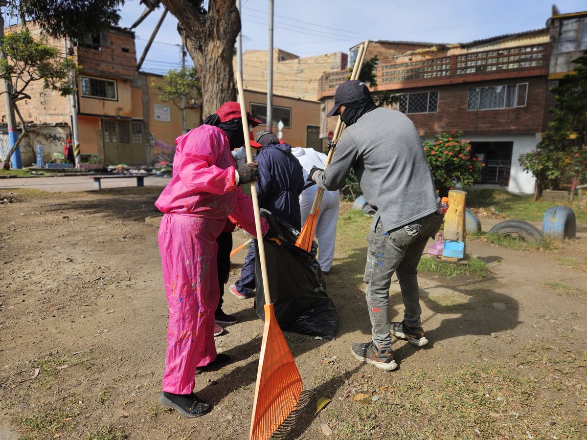 MiEspacioesBog's tweet image. #AquíSíPasa que atendemos el llamado de la comunidad de Ciudad Bolívar 👥📢

La @Bogota a través de la #Transformacción está revitalizando con limpieza, retiro de publicidad, recolección de residuos y pintura el parque Las Palomas Alameda Sur 🏡

#MásYMejorEspacioPúblico