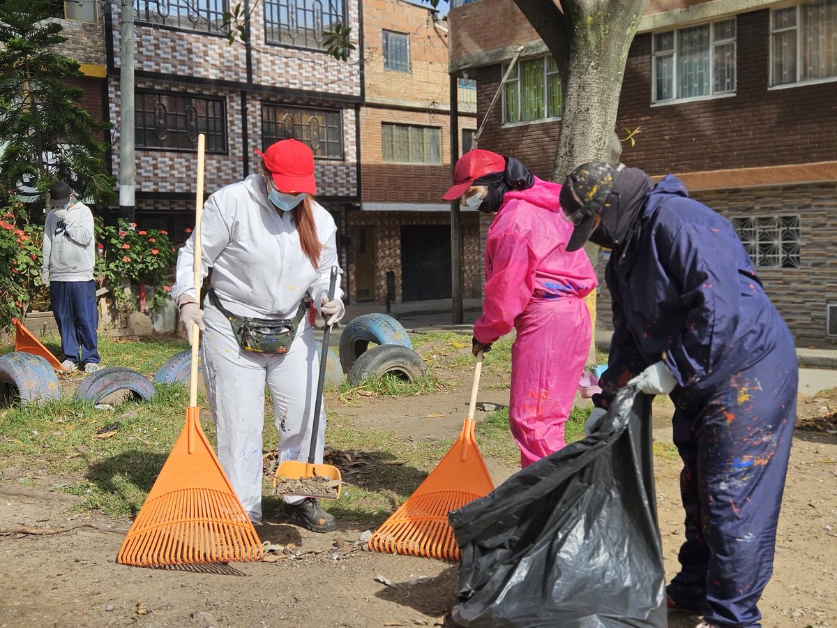 MiEspacioesBog's tweet image. #AquíSíPasa que atendemos el llamado de la comunidad de Ciudad Bolívar 👥📢

La @Bogota a través de la #Transformacción está revitalizando con limpieza, retiro de publicidad, recolección de residuos y pintura el parque Las Palomas Alameda Sur 🏡

#MásYMejorEspacioPúblico
