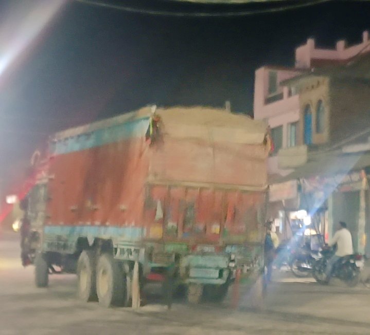 santramsin75179's tweet photo. बांदा मर्का खंड संख्या 3 से निकल रहे ओवरलोड ट्रक व ट्रैक्टर बगैर रवन्ना के रामनगर कौहन से होते हुए असोथर नगर पंचायत से थरियांव व कौशांबी प्रतापगढ़ रायबरेली जनपद फतेहपुर के जिम्मेदार अधिकारी दे रखे है खुली छूट
@CMOfficeUP 
@PMOIndia 
@Dmban 
@dmfatehpur 
@MinesMinIndia 
@ArtoEnf https://t.co/Vss32xt5QM