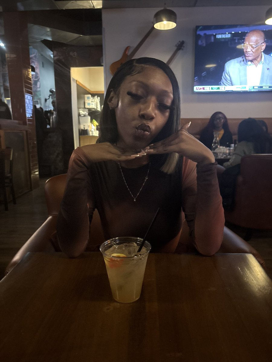 Deonasfiles's tweet photo. had a good time at @citysocial , milwaukee really boring fr tho🙄 https://t.co/1qdTna7RPE