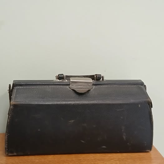 EKMHA's tweet photo. #MondayMemories Medical bag owned by Dr. A.D. Froese. #mennonites #leamingtonontario https://t.co/iUfQcEMUR2