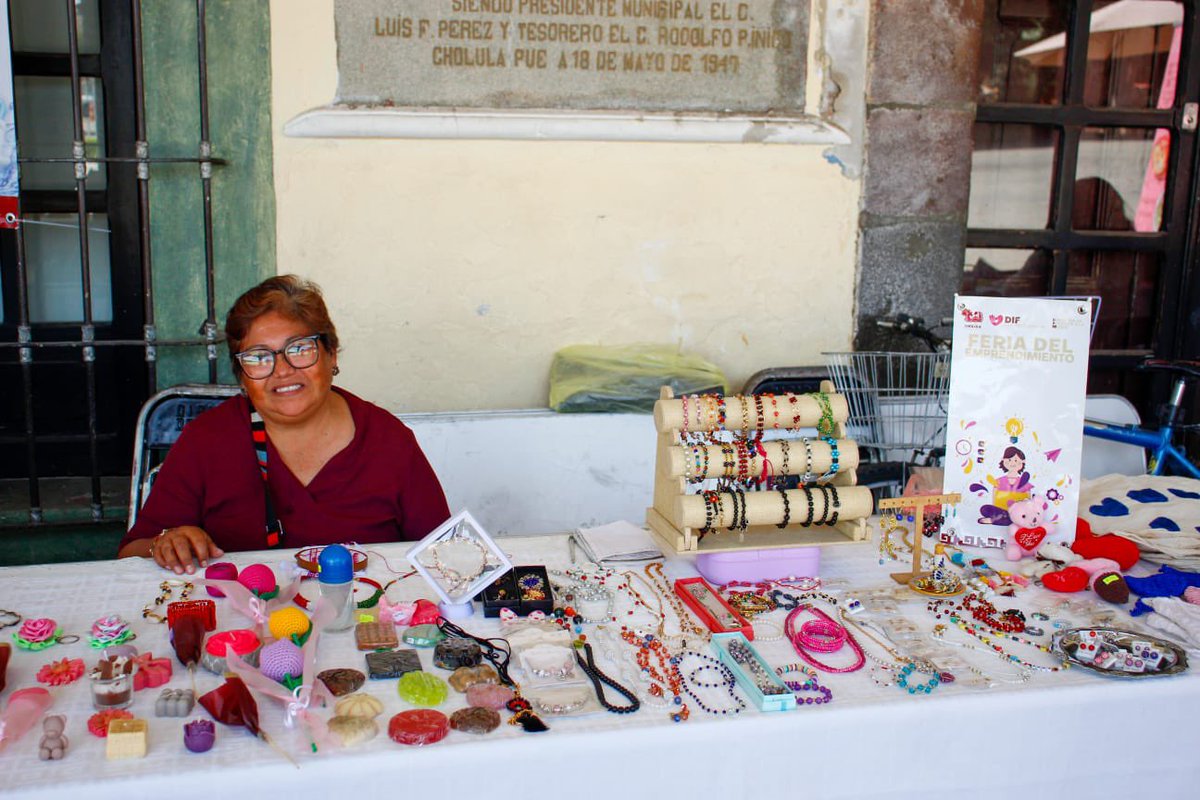 Con la participación de 14 stands, mujeres cholultecas ofrecieron productos artesanales en la Plaza de la Concordia en la 9ª Feria del Emprendimiento organizada por el sistema DIF municipal de San Pedro #Cholula