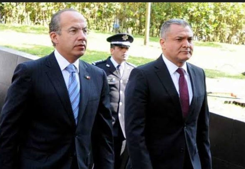 jlozanohampon's tweet photo. @alvaro_delgado @FelipeCalderon @Mzavalagc La pareja #MazaFecal
Ella lo engañaba con Lozano y el la engañaba con Mouriño y Garcia Luna.
Los dos son una mierd@ https://t.co/U8Z36Sn8rf