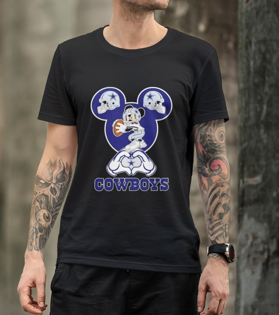 sarastanbrand's tweet image. Am I the only one?: Am I the only one? This Dallas Cowboys Mickey T-Shirt brings back all the game day vibes! 🏈 Seeing Mickey in his heart hands makes it even more special. sarastan.com/product/t-shir…

#DallasCowboys #MickeyMouse #FootballFashion
