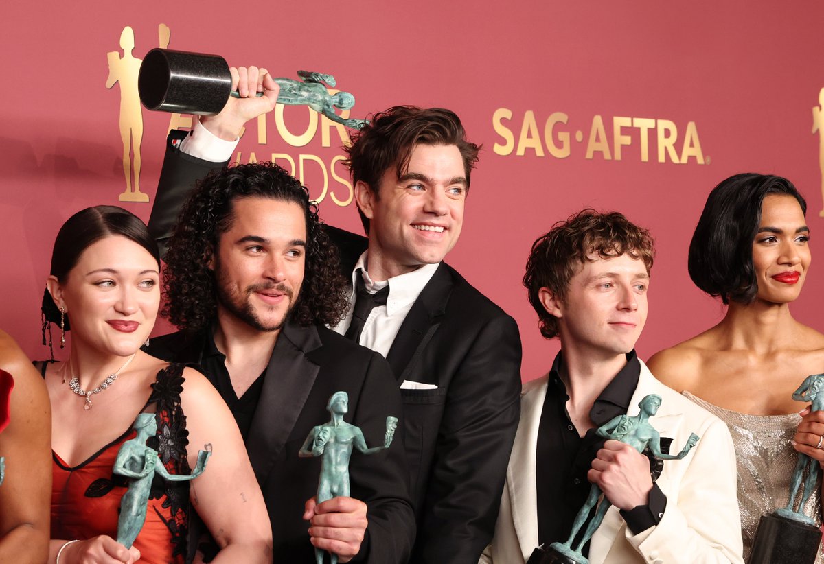 sendhelpbetches's tweet photo. so proud of my close personal friends (the pitt cast) https://t.co/zQ4870FMEk