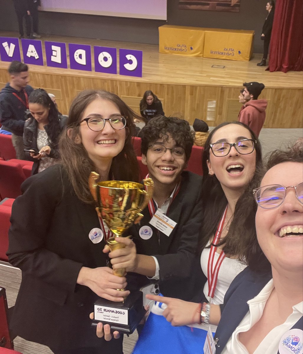 ebru_kurtogluu's tweet photo. Çevre Lisesi canım öğrencilerim Codeavour 7.0 “Girişimcilik ve İnovasyon” kategorisinde Türkiye 2.’si oldu. 🏆Alzheimer ve demans hastaları için geliştirdiğimiz SONIA yapay zekâ temelli yazılım projesiyle ülkemizi dünya şampiyonasında temsil etme hakkı kazandık. @CevreKoleji https://t.co/vYXw5YJrdE